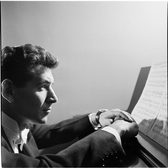Foto de Stanley Kubrick da Look Magazine de Leonard Bernstein olhando para o piano tirado em 1949.