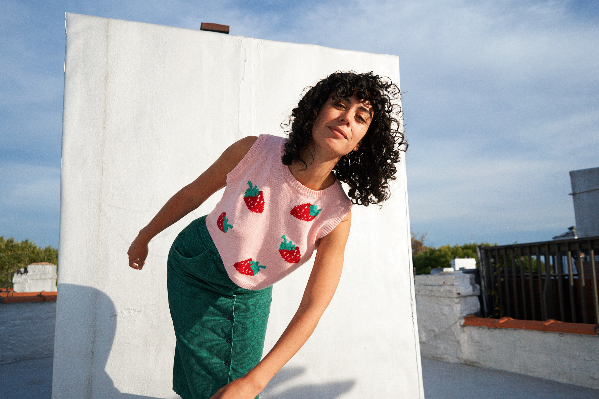 Image de Katie Martucci à l'extérieur devant un mur blanc