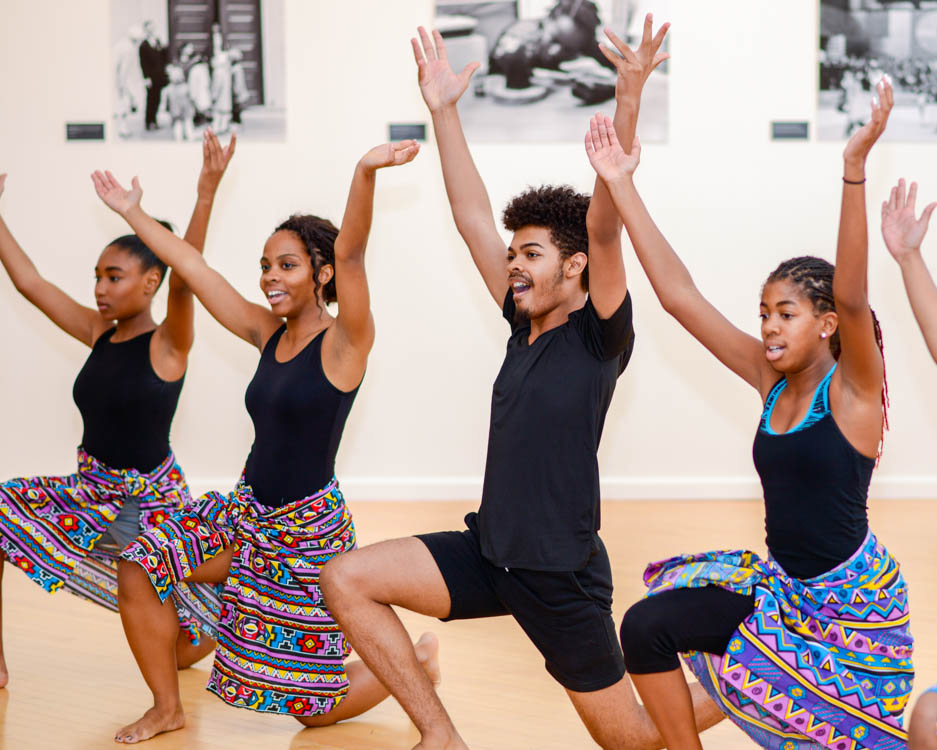 Imagen de cuatro bailarines posando en el estudio de danza.