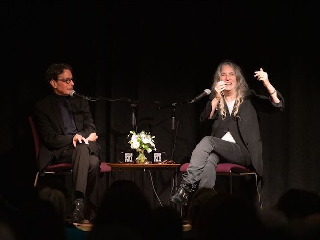 Anthony Alofsin, à esquerda, e Patti Smith, à direita, conversam durante um programa do Museu.