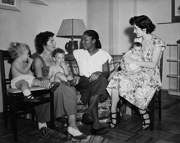 Mme Hendricks a reçu la visite de voisins dans l'appartement familial de Stuyvesant Town