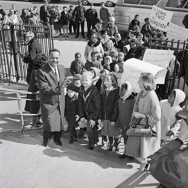 El reverendo Milton Galamison lleva a niños blancos a la PS 21 en Brooklyn