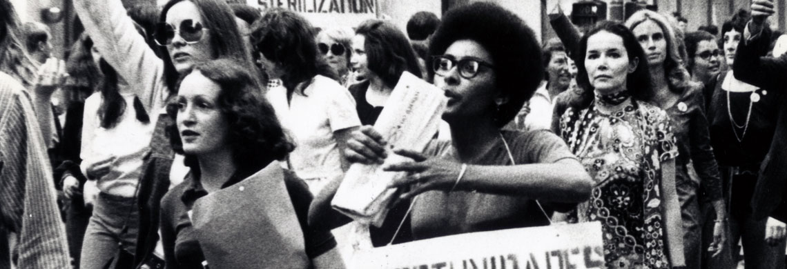 À l'occasion du 50e anniversaire du droit de vote national des femmes, Betty Friedan a dirigé la marche des femmes pour l'égalité