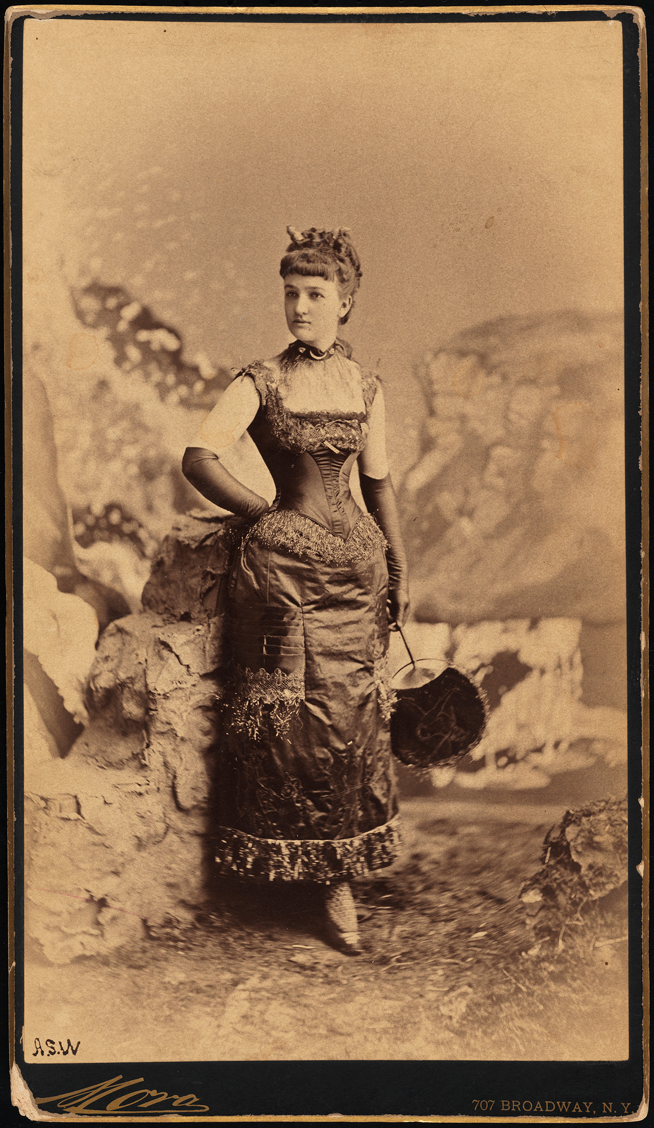 모라 (b.1849). 미스 엘리자베스“Bessie”Remsen Webb (나중에 George B. Parsons 부인).