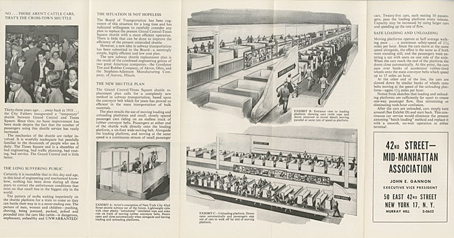 brochure déployée comprenant du texte, une photo de la plate-forme de métro bondée et des illustrations du système de métro convoyeur.