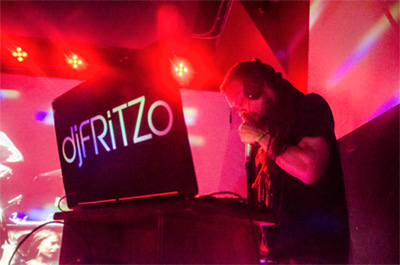 djFRiTZo em sua cabine de DJ