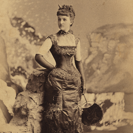 모라 (b.1849). 미스 엘리자베스“Bessie”Remsen Webb (나중에 George B. Parsons 부인).