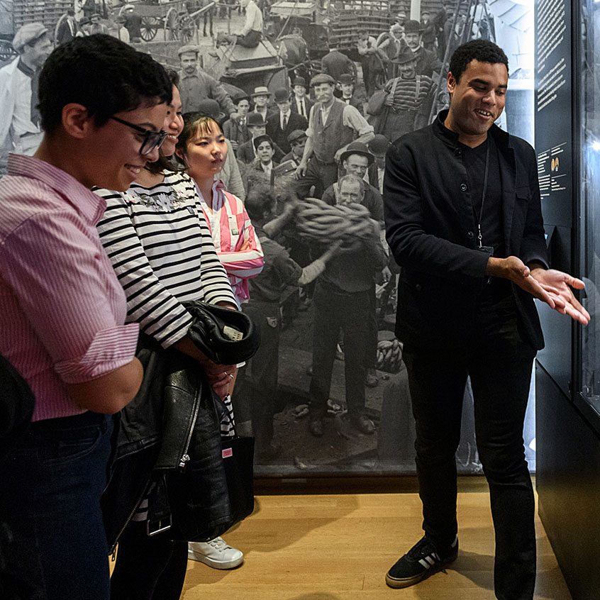 Pessoas desfrutando de um passeio no Museu da Cidade de Nova York