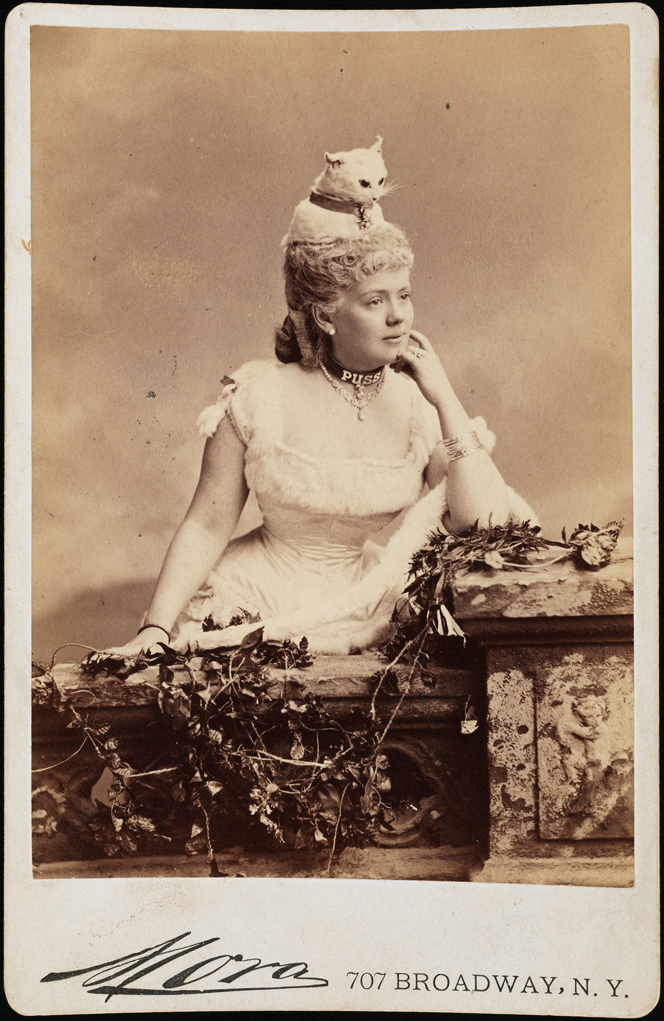 Mora (née en 1849). Mlle Kate Fearing Strong (plus tard Mme Arthur Welman).