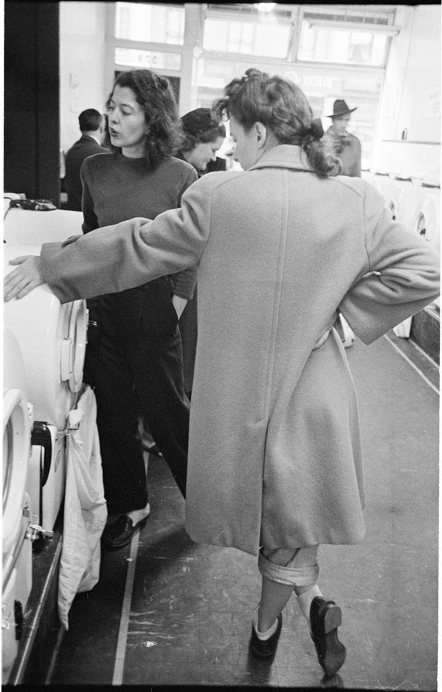 스탠리 큐브릭 (Stanley Kubrick, 1928-1999). 그리니치 빌리지의 세탁소 [세탁소의 여성.] 1948. 뉴욕시 박물관. X2011.4.10875.9E