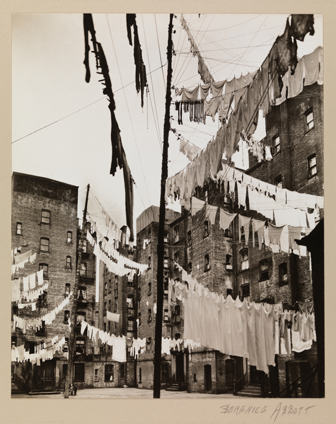 Berenice Abbott (1898-1991). Tribunal del primer modelo de viviendas en la ciudad de Nueva York. 16 de marzo de 1936. Museo de la Ciudad de Nueva York. 40.140.48. =