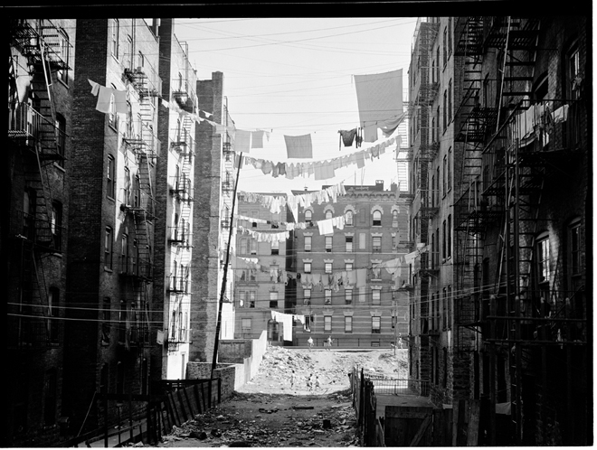 Sid Grossman (1915-1955), Terrain vacant entre les bâtiments à 148th St., 1939. Musée de la ville de New York. 43.131.9.7