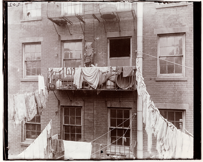 O álbum de Chicago trabalha Jacob A. (Jacob August) Riis (1849-1914). Fuga típica de incêndio residencial, servindo como uma extensão do “apartamento” - Allen Street. ca. 1890. Museu da cidade de Nova York. 90.13.4.206