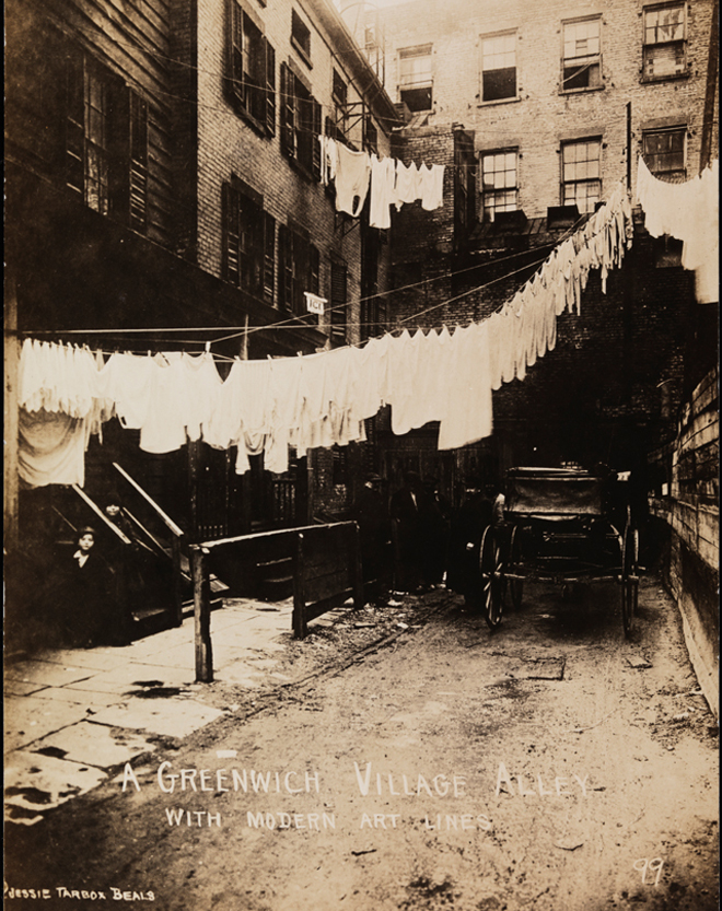 Jessie Tarbox Beals. Greenwich Village Alley avec des lignes d'art moderne. 1905-1920, Musée de la ville de New York. 95.74.12