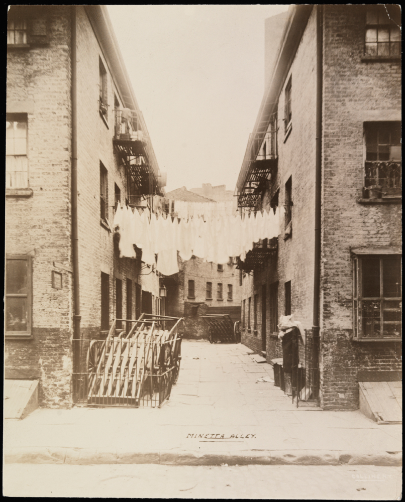 写真家不明。 ミネッタの路地。 約 1900年。ニューヨーク市立博物館。 X2010.11.2570