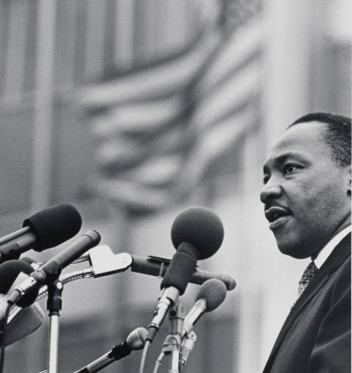 Uma foto do museu de Benedict J. Fernandez, do [Dr. Martin Luther King, Jr.] durante 15 de abril de 1967.