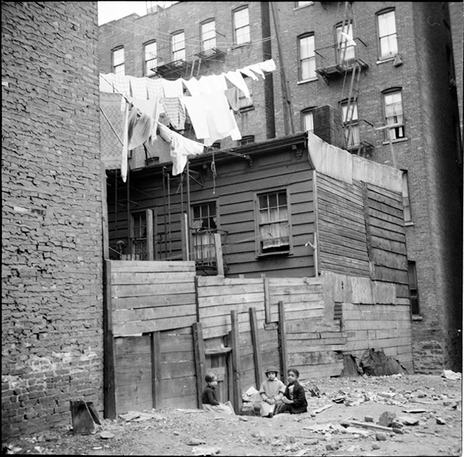 Arnold Eagle, cortiços traseiros de madeira - crianças brincando na sujeira. 1935. Museu da cidade de Nova York. 43.131.11.310