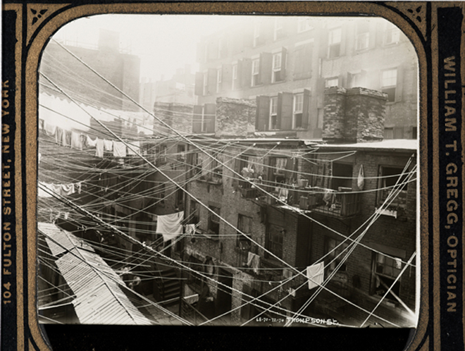 Thompson Street Clotheslines. Jacob A. (Jacob August) Riis (1849-1914). ca. 1895, Museu da cidade de Nova York. 90.13.2.213