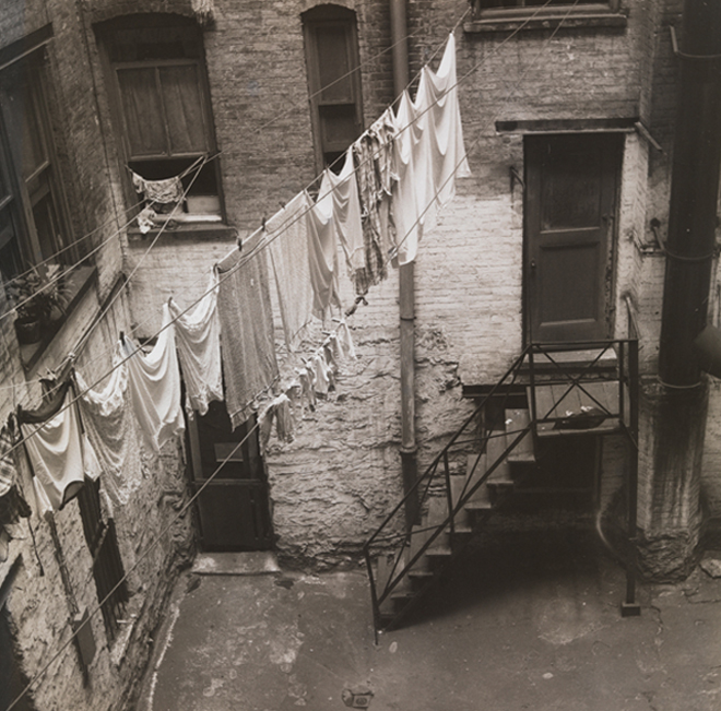 John Albok (1894-1982). O quintal de John Albok, vista do varal amarrado entre janelas no pátio de tijolos, 1392 Madison Avenue. ca. 1933. Museu da cidade de Nova York. 82.68.64
