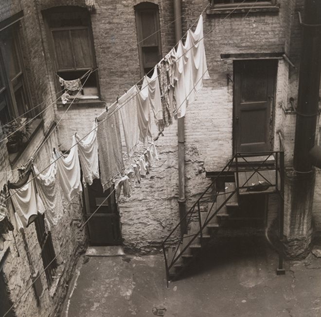 John Albok (1894-1982). El patio trasero de John Albok, vista del tendedero colgado entre ventanas en el patio de ladrillos, 1392 Madison Ave. California. 1933. Museo de la ciudad de Nueva York. 82.68.64