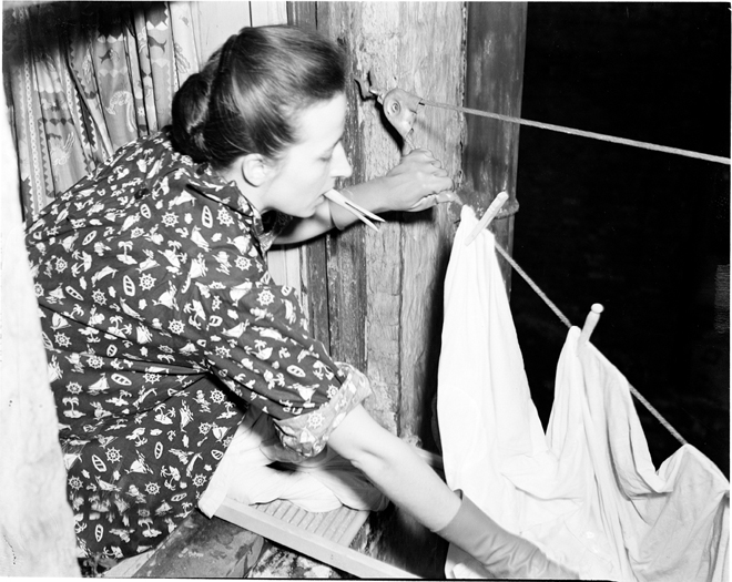 アンドリュー・ハーマン。 洗濯物を干します。 1940.ニューヨーク市立博物館。 43.131.8.40