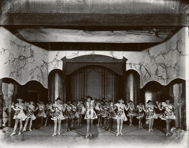 Théâtre de Runnin 'Wild. Un groupe de danseuses en costume pose sur scène.