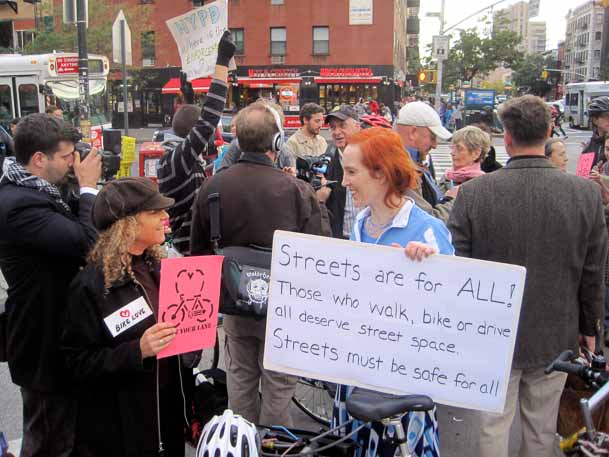 Los opositores y simpatizantes del carril para bicicletas se reúnen en la protesta contra el carril para bicicletas en la calle 14