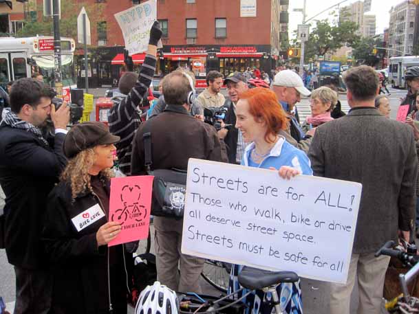 Oponentes e apoiadores da ciclovia se reúnem no protesto contra a ciclovia na 14th Street