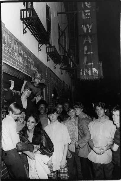 Multidão mista do lado de fora do Stonewall Inn