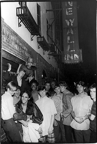 Foule mixte à l'extérieur du Stonewall Inn