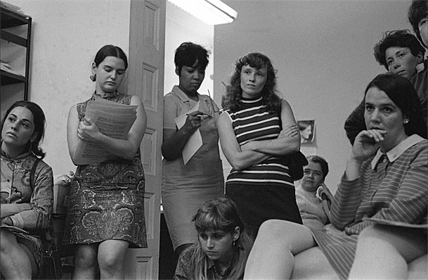 Une réunion de femmes radicales à New York pour planifier la manifestation du concours de beauté Miss America de 1968