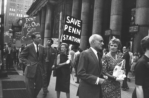 Le groupe d'action pour une meilleure architecture New York (agbany) manifeste contre la démolition programmée de la gare de Pennsylvanie