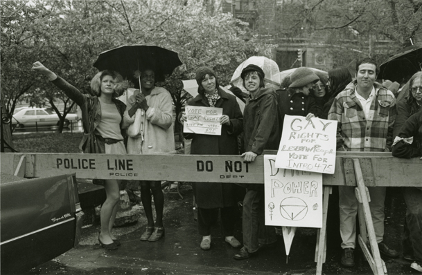 Ativistas dos direitos dos homossexuais Sylvia Rivera, Marsha P. Johnson, Barbara Deming e Kady Vandeurs no comício da prefeitura pelos direitos dos homossexuais