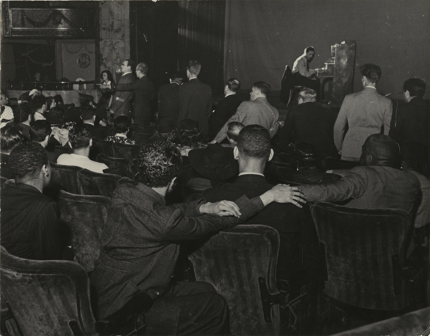 Le public qui regarde la première représentation de The Cradle Will Rock