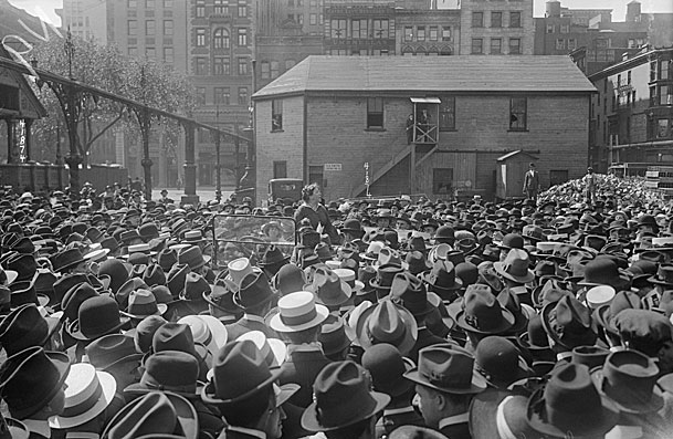 Emma Goldman se dirigindo à multidão