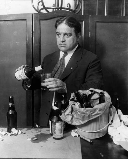 Fiorello La Guardia verse de la bière dans son bureau du Congrès