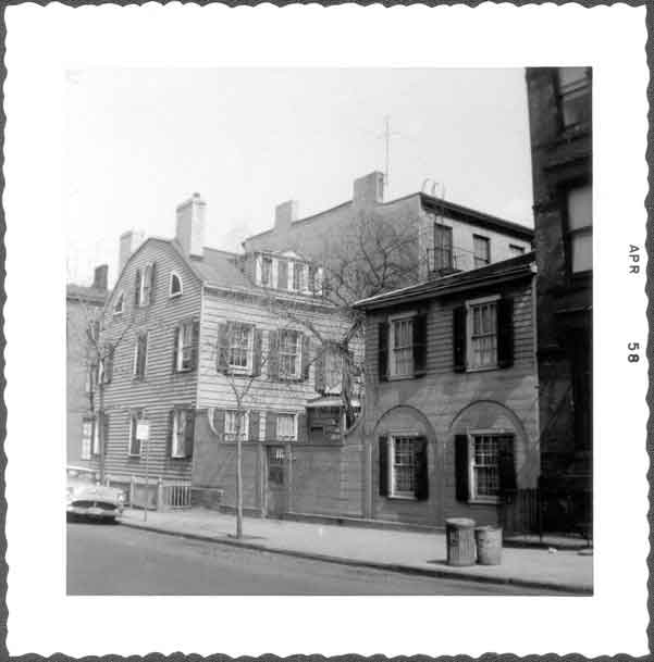 Arrière de la maison à l'angle sud-est de la rue Willow et de la rue Middagh de style fédéral », et « À l'extrême droite, une partie du 2, rue Pierrepont