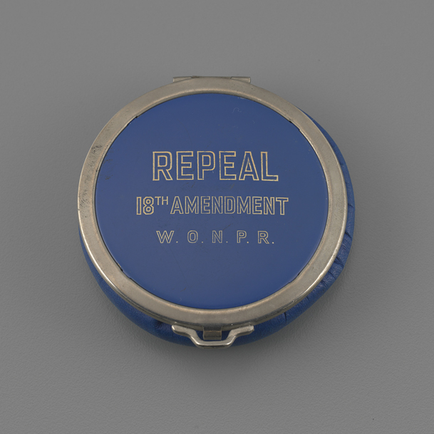 Compact, briquet, dé à coudre et épingle "Repeal 18th Amendment"