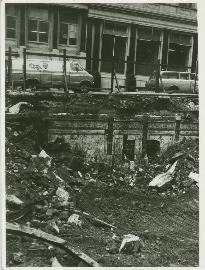 Photographe inconnu. Excavation dans les rues Duane et Reade au large de Broadway, 1978. Musée de la ville de New York. 84.227