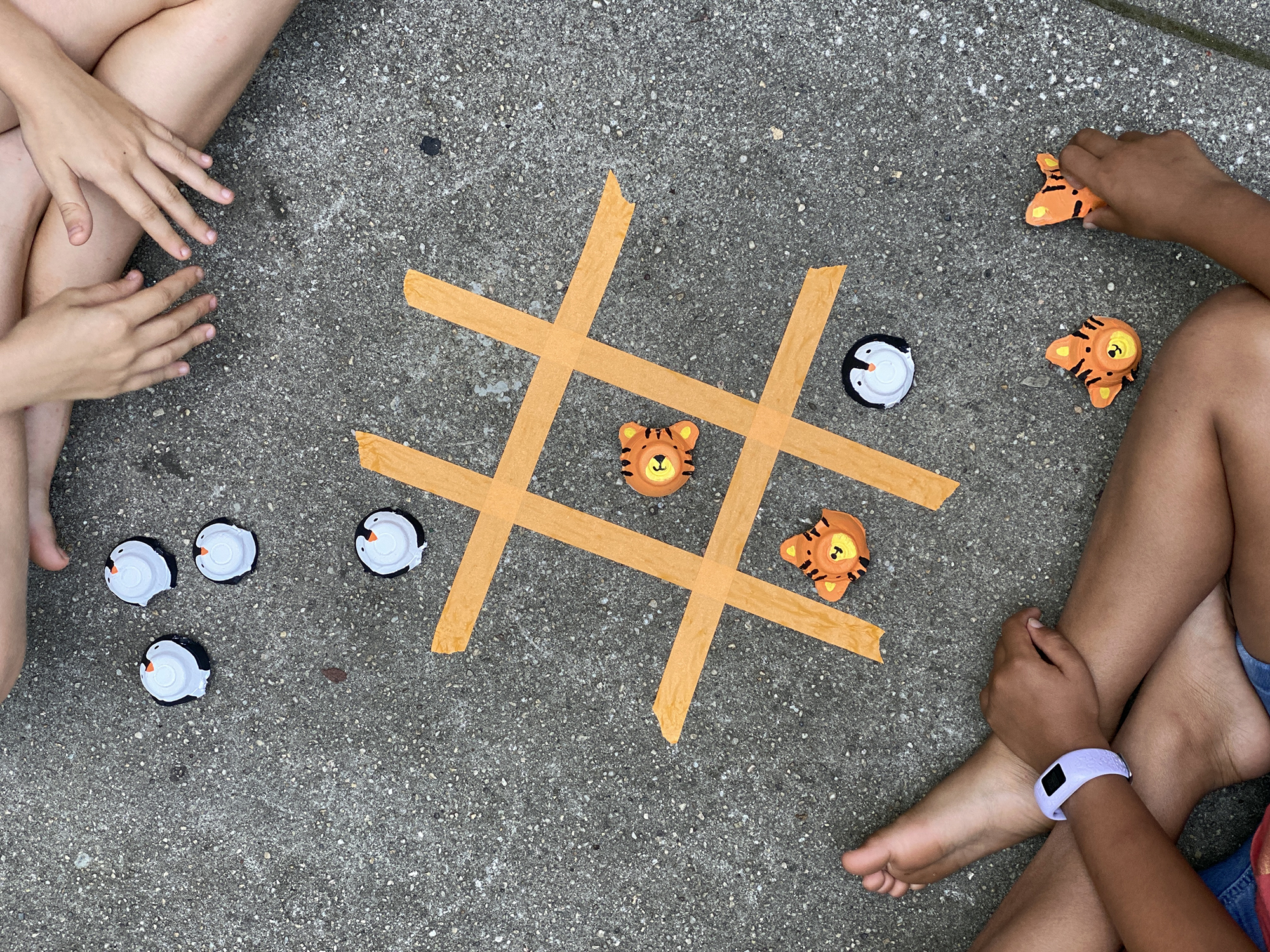 Jeu de tic-tac-toe animal conçu par Amanda Kingloff, fondatrice de PROJECT KID