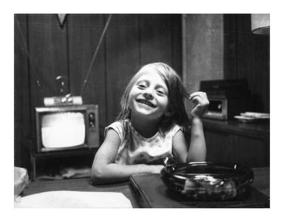 uma fotografia em preto e branco da infância de Maria Bartiromo