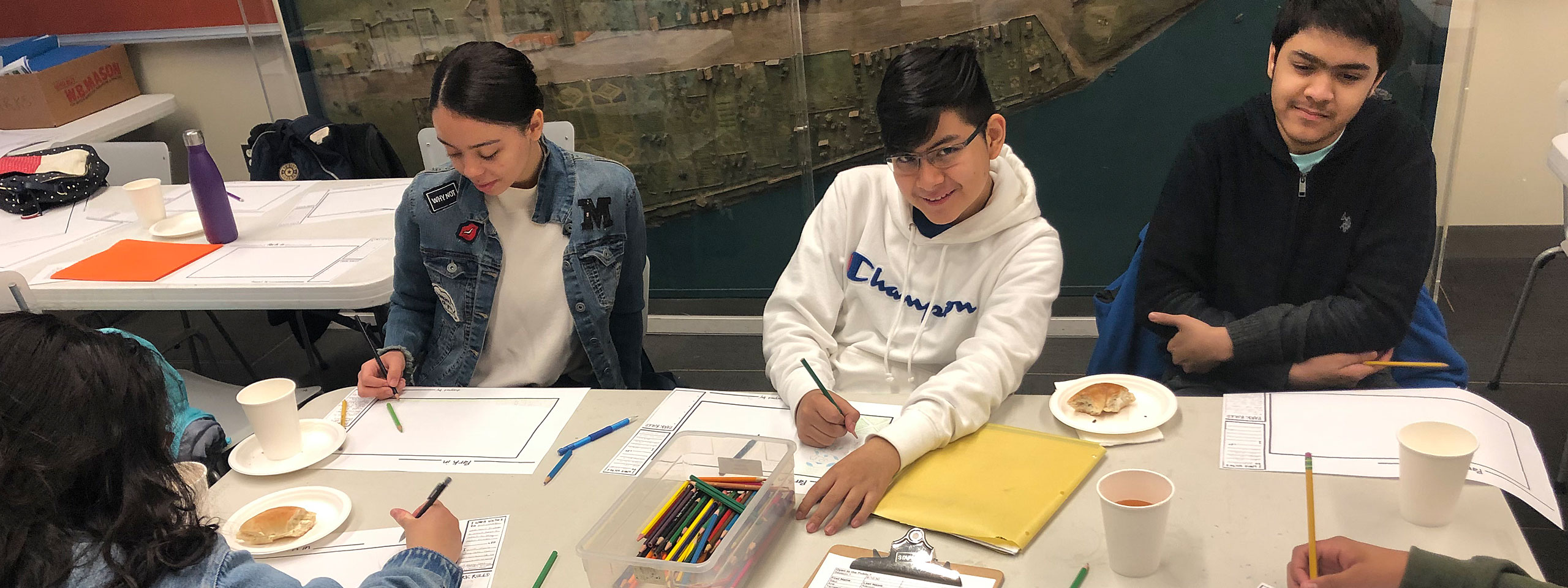 Fotografía de estudiantes de la Academia del Sábado diseñando parques en el aula del Museo.