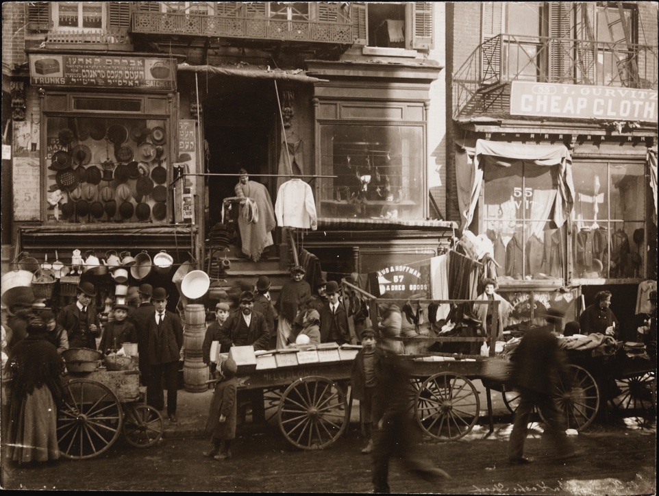 Byron Company. [Vendeurs de rue, 1898. Rue Hester] Musée de la ville de New York. 93.1.1.18132.