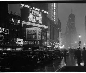 Times Square la nuit. Samuel H. Gottscho, 1932. Musée de la ville de New York. La collection Gottscho-Schleisner. Don de Samuel H. Gottscho/Gottscho-Schleisner, 88.1.1.2441.