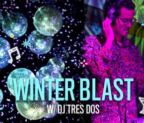 Esquerda: Um aglomerado de bolas de discoteca lança luz sobre um fundo escuro. À direita: Imagem do DJ Tres Dos com fundo gráfico escuro
