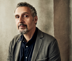 Image de l'acteur John Turturro devant un fond gris