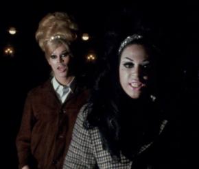 Crystal LaBeija y un compañero drag le gritan a la cámara en una imagen fija de The