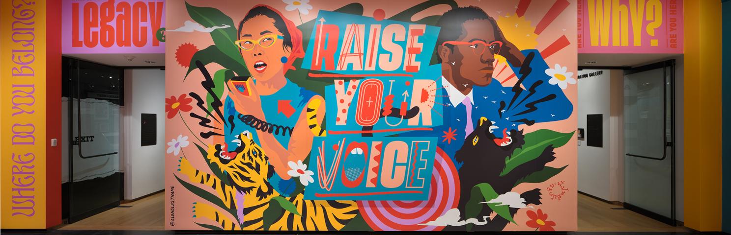 Fotografía de la instalación inmersiva "Raise Your Voice", obra de arte original de los activistas y aliados Yuri Kochiyama y Malcolm X de la artista Amanda Phingbodhipakkiya.