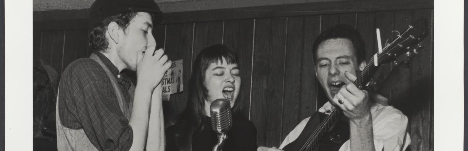 Bob Dylan, Karen Dalton, and Fred Neil performing at Café Wha?, Greenwich Village, February 8, 1961. Photo by Fred W. McDarrah. © Fred W. McDarrah/MUUS Collection.