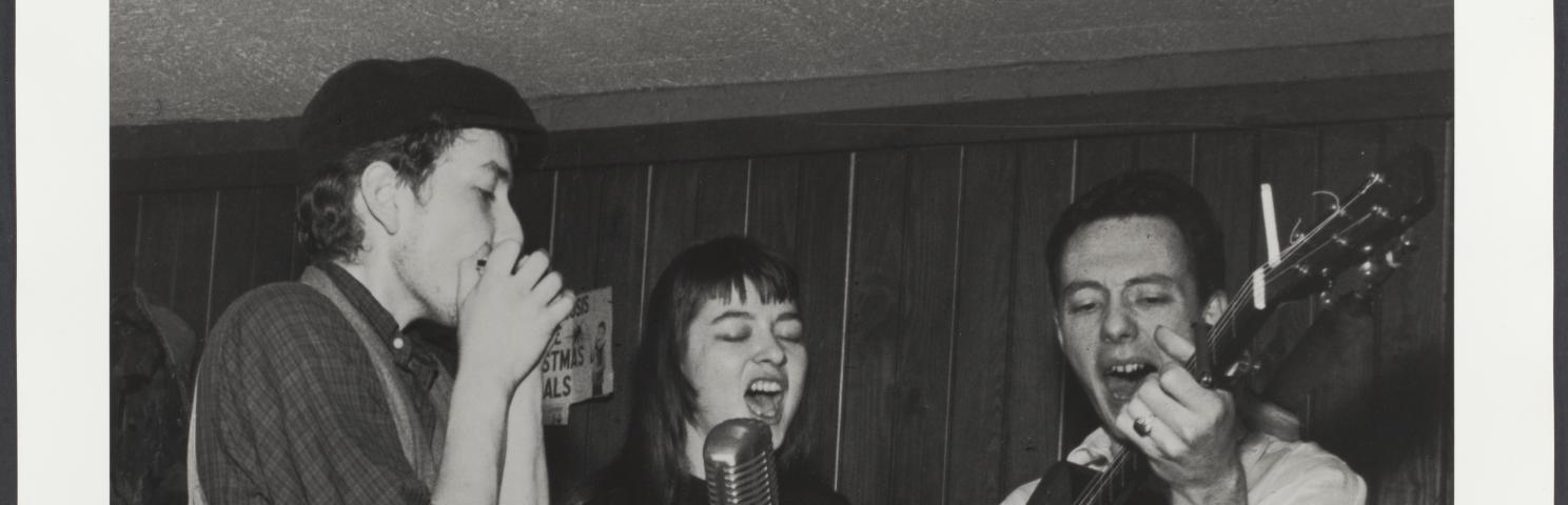 Bob Dylan, Karen Dalton, and Fred Neil performing at Café Wha?, Greenwich Village, February 8, 1961. Photo by Fred W. McDarrah. © Fred W. McDarrah/MUUS Collection.